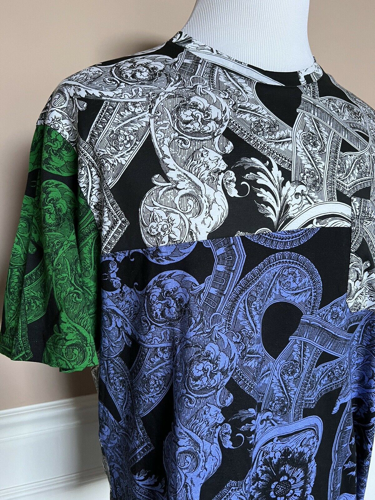 Neu mit Etikett: 600 $ Versace-Print-Grafik-T-Shirt mit Rundhalsausschnitt 4XL, hergestellt in Italien 79235