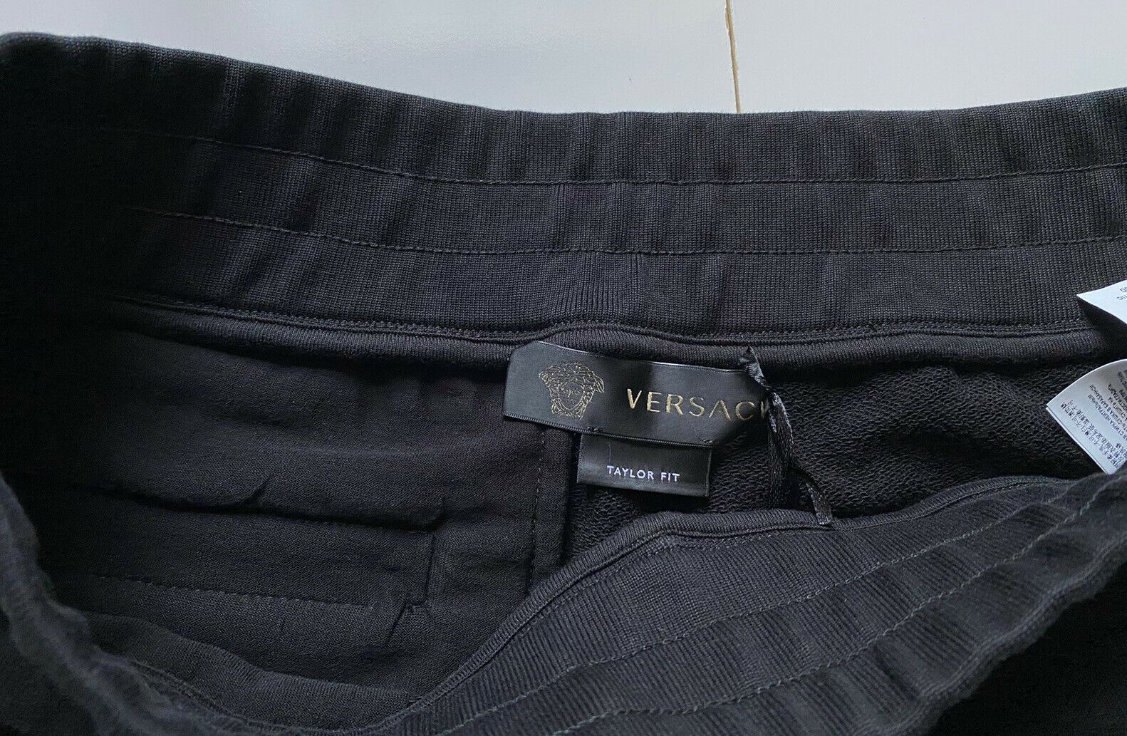 Neu mit Etikett: 895 $ Versace Herren Medusa Logo Tailored Fit Schwarze Activewear-Hose M A86025