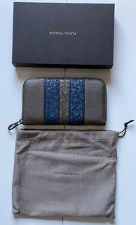 Neu mit Etikett: 850 $ Bottega Veneta Reißverschluss-Geldbörse aus Straußen- und Hirschleder in Grau/Blau 344679 