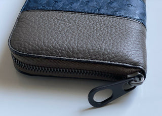 Neu mit Etikett: 850 $ Bottega Veneta Reißverschluss-Geldbörse aus Straußen- und Hirschleder in Grau/Blau 344679 