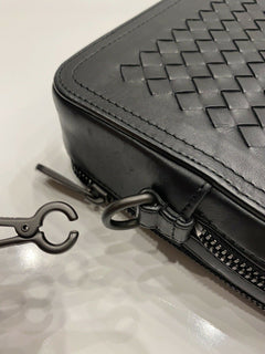 Neu mit Etikett: 1.550 $ Bottega Veneta Intrecciato-Lederarmband mit umlaufendem Reißverschluss, Schwarz 551814 