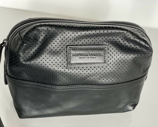 Neu mit Etikett: 790 $ Bottega Veneta Schwarzer perforierter Kulturbeutel 566200 Italien