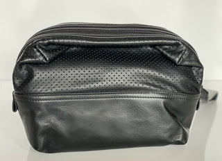 Neu mit Etikett: 790 $ Bottega Veneta Schwarzer perforierter Kulturbeutel 566200 Italien