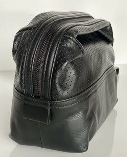 Neu mit Etikett: 790 $ Bottega Veneta Schwarzer perforierter Kulturbeutel 566200 Italien
