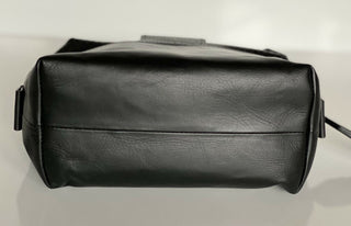 Neu mit Etikett: 790 $ Bottega Veneta Schwarzer perforierter Kulturbeutel 566200 Italien