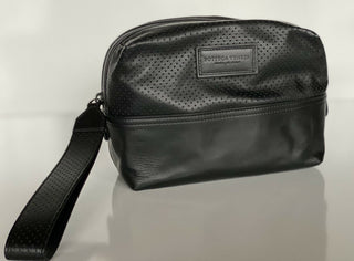 Neu mit Etikett: 790 $ Bottega Veneta Schwarzer perforierter Kulturbeutel 566200 Italien