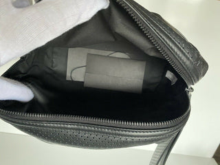Neu mit Etikett: 790 $ Bottega Veneta Schwarzer perforierter Kulturbeutel 566200 Italien