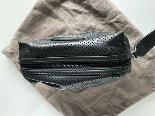 Neu mit Etikett: 790 $ Bottega Veneta Schwarzer perforierter Kulturbeutel 566200 Italien