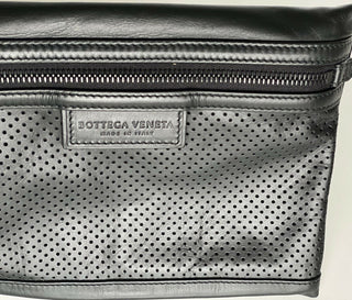 Neu mit Etikett: 670 $ Bottega Veneta Leggero Armband-Geldbörse aus perforiertem Leder Schwarz 566199