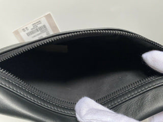 Neu mit Etikett: 670 $ Bottega Veneta Leggero Armband-Geldbörse aus perforiertem Leder Schwarz 566199