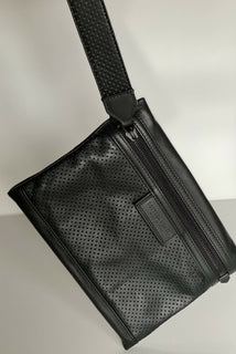 Neu mit Etikett: 670 $ Bottega Veneta Leggero Armband-Geldbörse aus perforiertem Leder Schwarz 566199