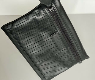 Neu mit Etikett: 670 $ Bottega Veneta Leggero Armband-Geldbörse aus perforiertem Leder Schwarz 566199