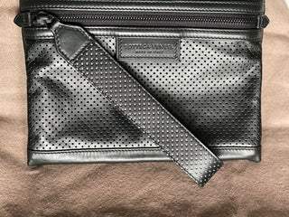Neu mit Etikett: 670 $ Bottega Veneta Leggero Armband-Geldbörse aus perforiertem Leder Schwarz 566199