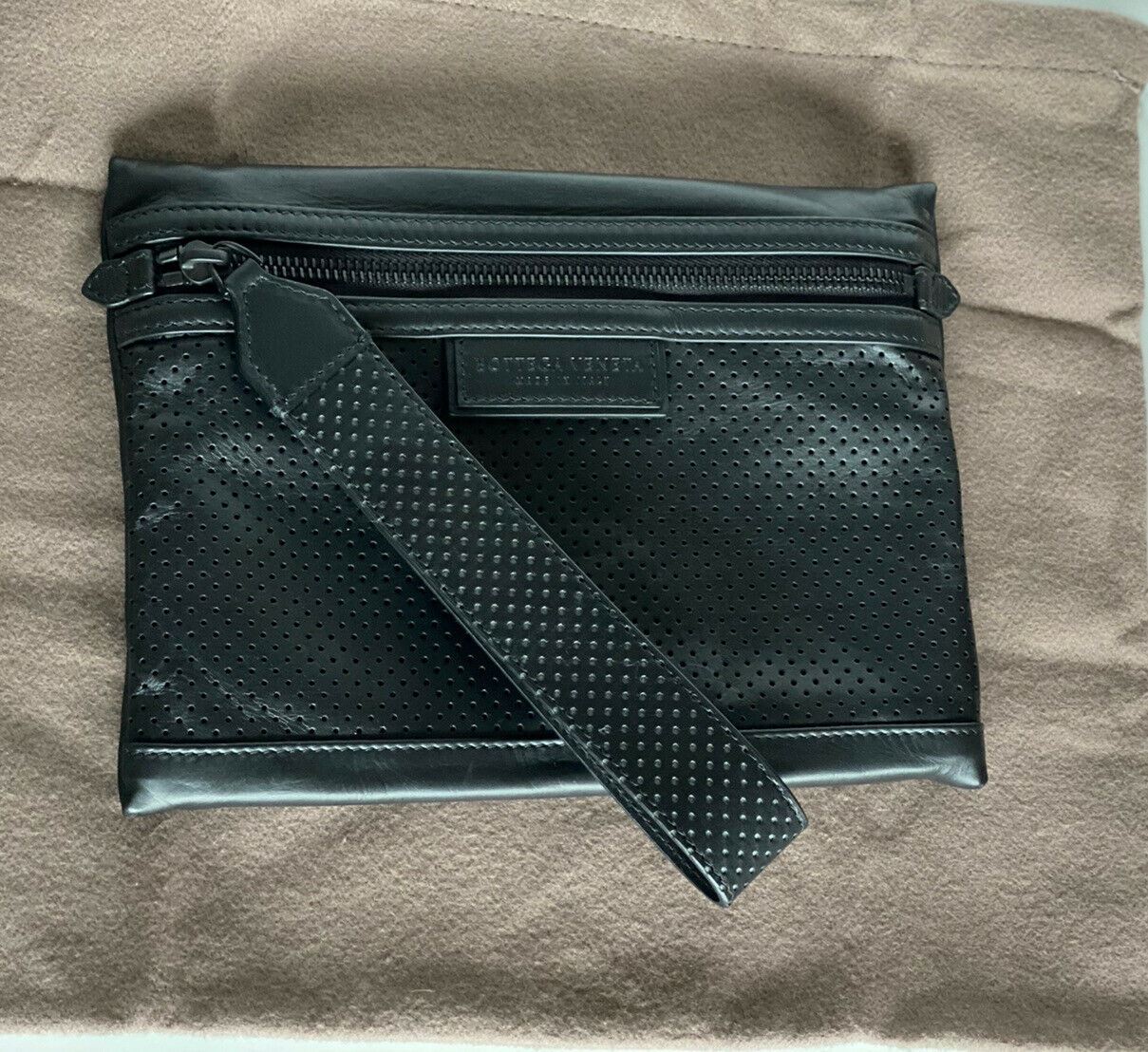 NWT $670 Bottega Veneta Leggero Perforated Leather Wristlet Wallet Black 566199