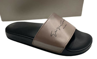 NIB $295 Giorgio Armani Herren-Sandalen aus Gummi in Grau/Schwarz 9,5 US (43 Eu) IT X2P069 