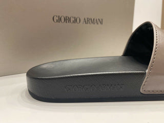 NIB $295 Giorgio Armani Herren-Sandalen aus Gummi in Grau/Schwarz 9,5 US (43 Eu) IT X2P069 