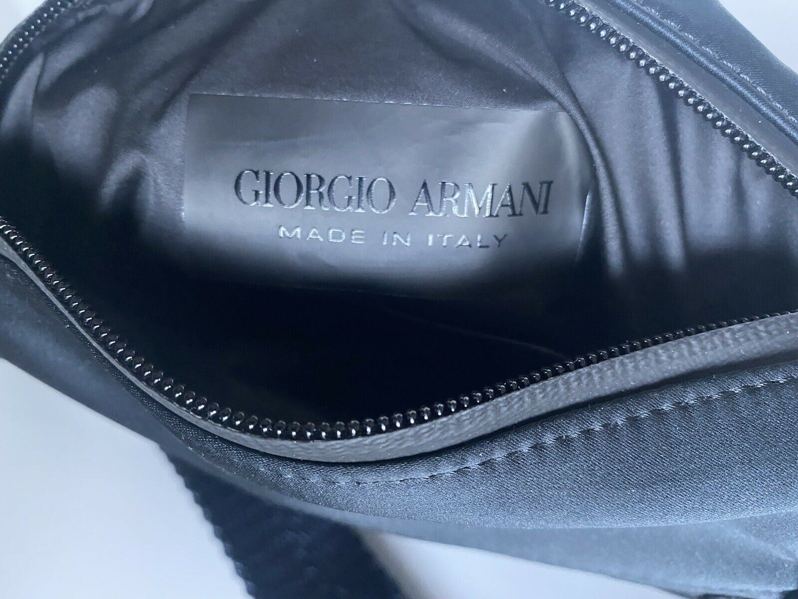 Синяя нейлоновая сумка через плечо Giorgio Armani за 695 долларов, сделано в Италии. 