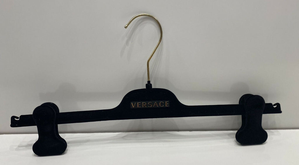 VERSACE Hosenbügel aus schwarzem Samt, 14,5 Zoll, mit goldfarbenen Beschlägen, 14,5 x 3,5 
