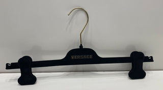 VERSACE Hosenbügel aus schwarzem Samt, 14,5 Zoll, mit goldfarbenen Beschlägen, 14,5 x 3,5 