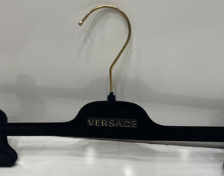 VERSACE Hosenbügel aus schwarzem Samt, 14,5 Zoll, mit goldfarbenen Beschlägen, 14,5 x 3,5 