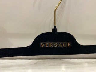 VERSACE Hosenbügel aus schwarzem Samt, 14,5 Zoll, mit goldfarbenen Beschlägen, 14,5 x 3,5 