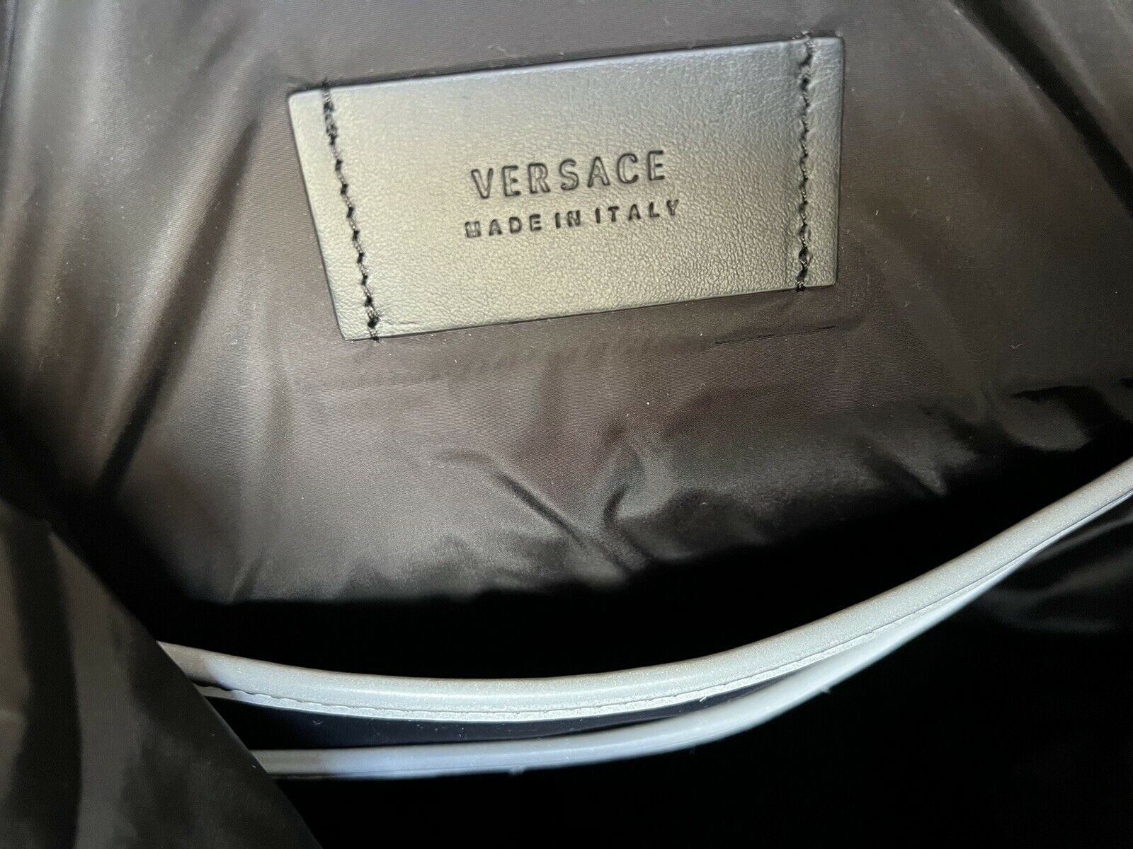 NWT 1525 $ Versace V Code Rucksack mit griechischem Schlüssel, hergestellt in Italien DFZ8072
