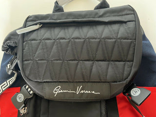 NWT 1525 $ Versace V Code Rucksack mit griechischem Schlüssel, hergestellt in Italien DFZ8072