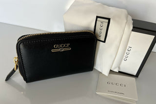 Neu mit Etikett: Gucci G Web Gucci Print Kartenetui mit umlaufendem Reißverschluss, hergestellt in Italien, 547597 