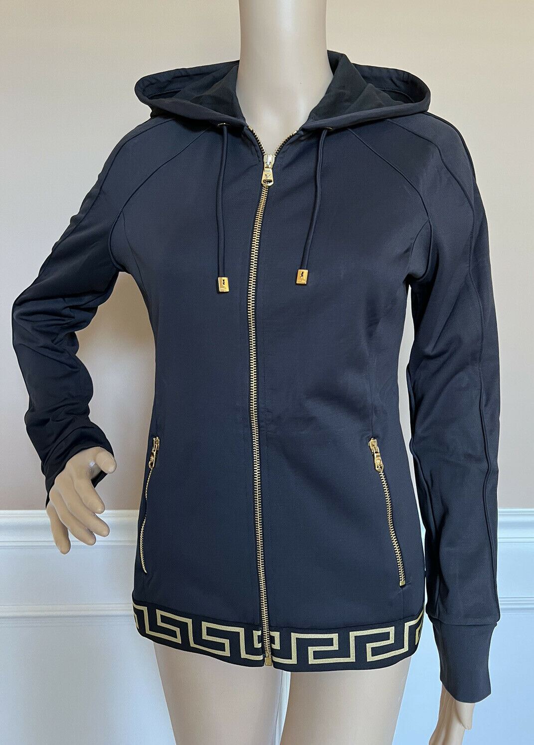 Neu mit Etikett: 625 $ Versace Damen-Sweatshirt-Kapuzenjacke mit Reißverschluss vorne in Schwarz 3 (M) Italien