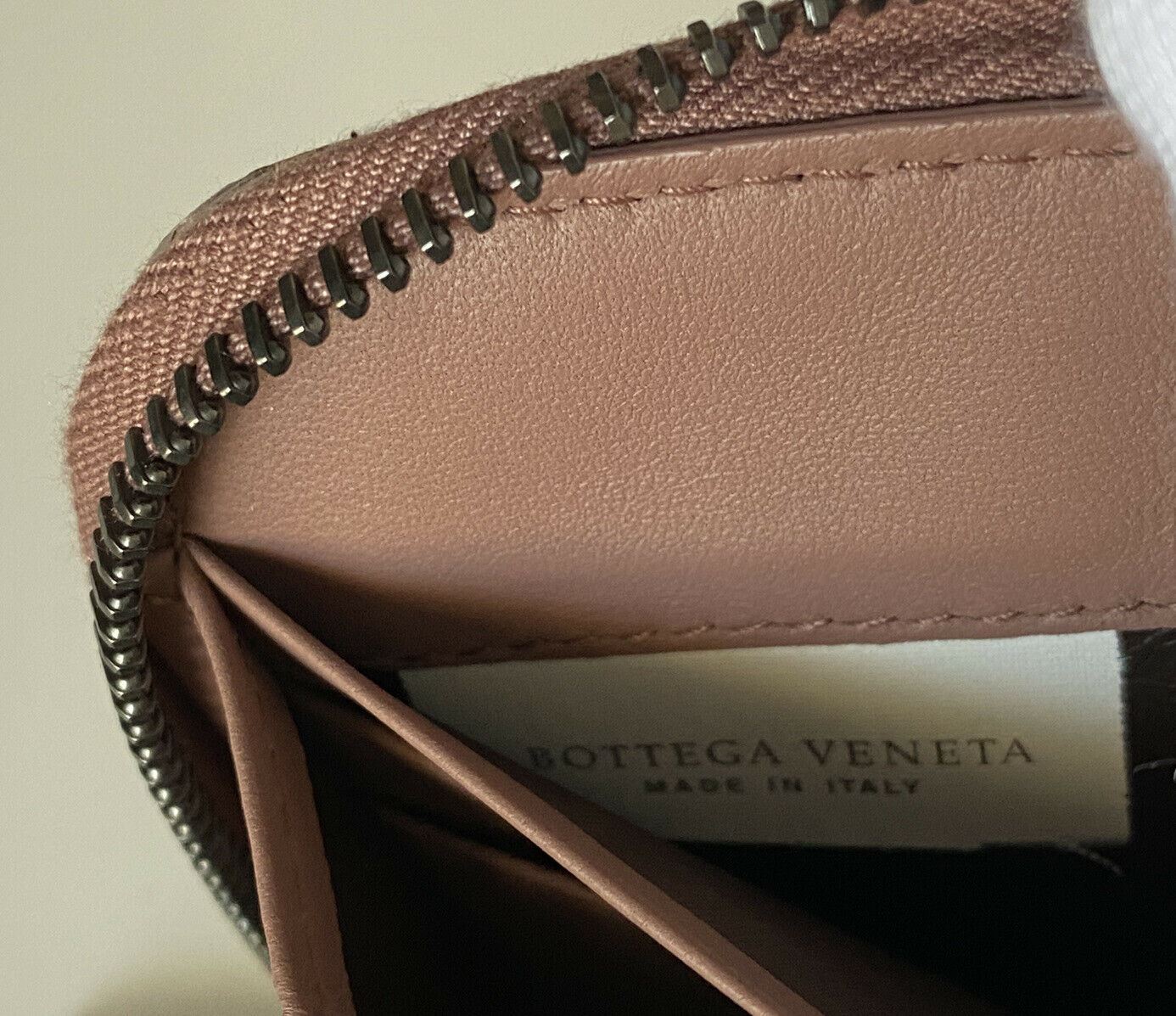 NWT $930 Кошелек Bottega Veneta на молнии Ayers из змеиной кожи с декором розы 114076 