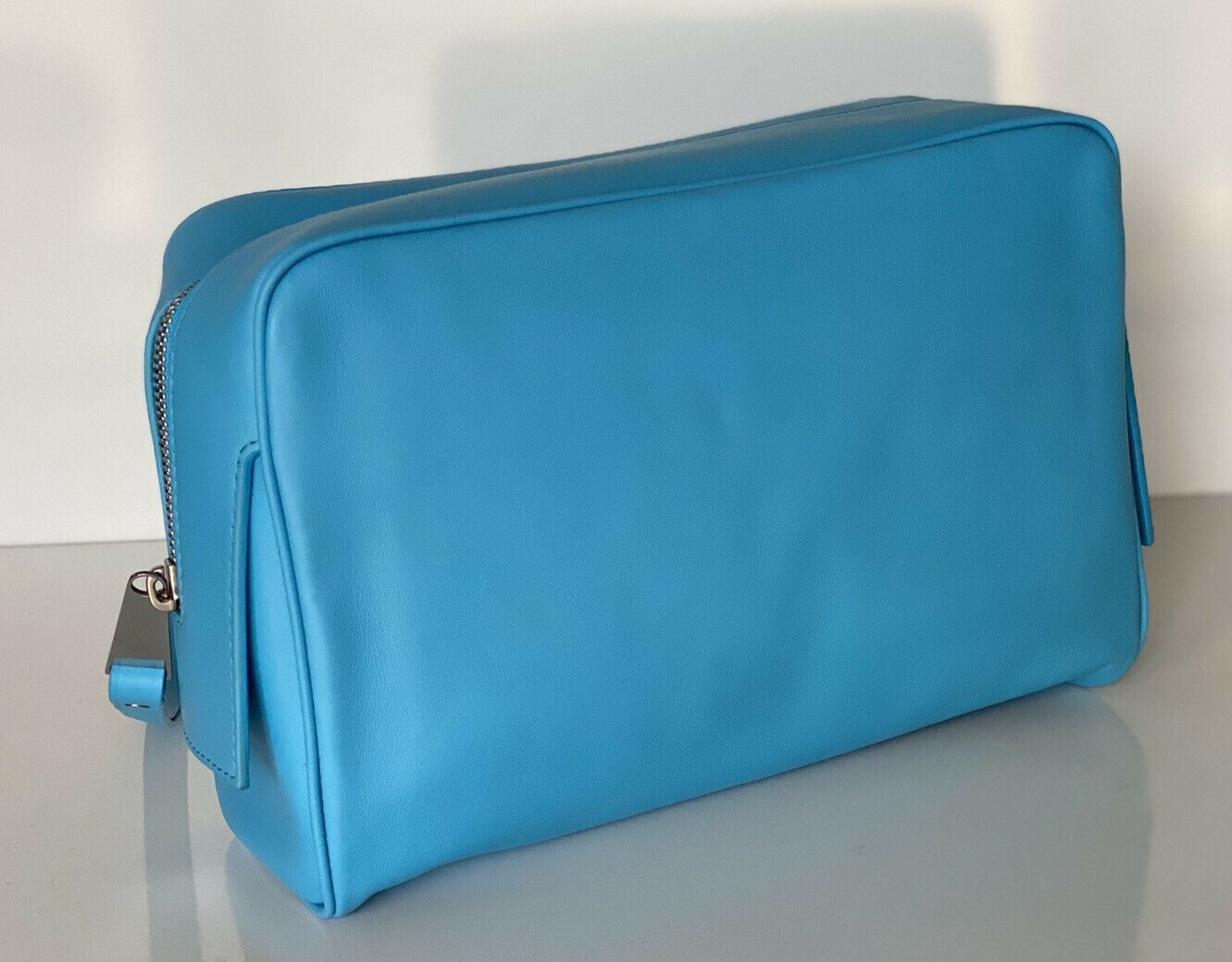 NWT $1280 Кожаный чехол для туалетных принадлежностей небесно-голубого цвета Bottega Veneta среднего размера 575555 IT 