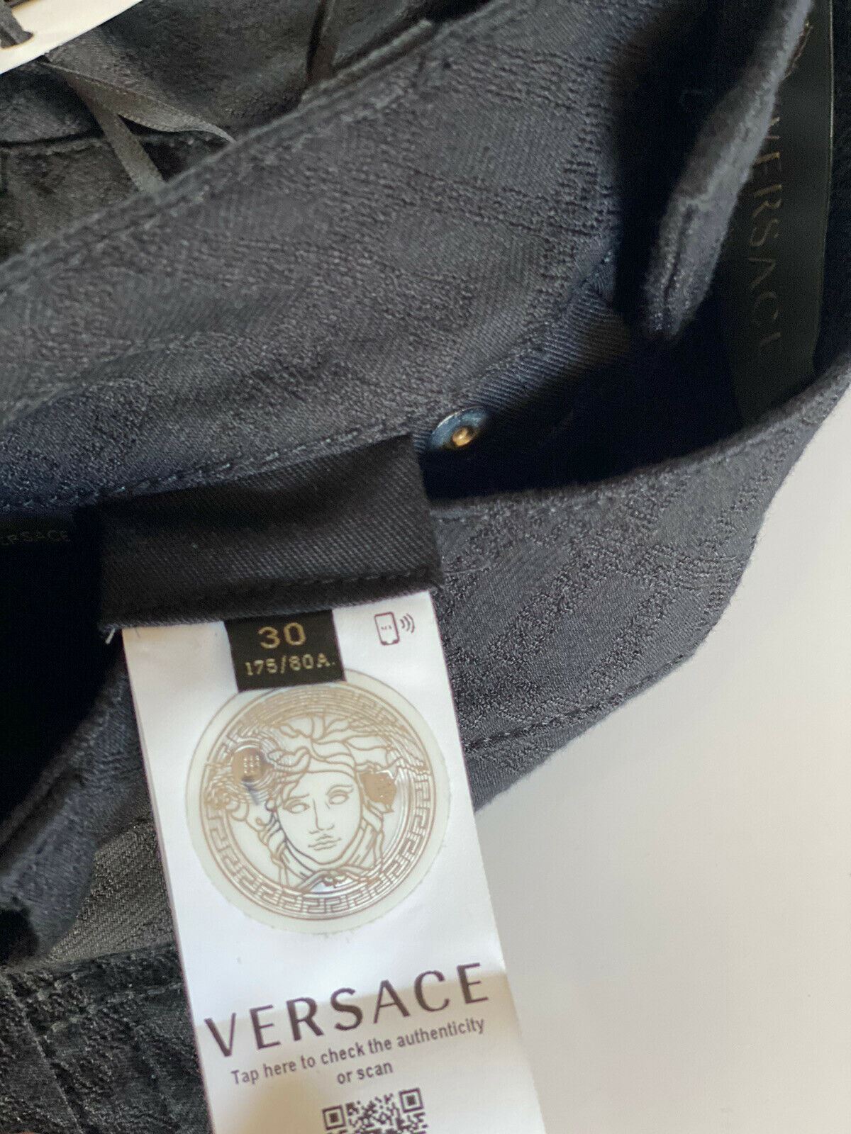 Neu mit Etikett: 695 $ Versace Herren-Denim-Jeans in Schwarz, Größe 30 US A81832, hergestellt in Italien