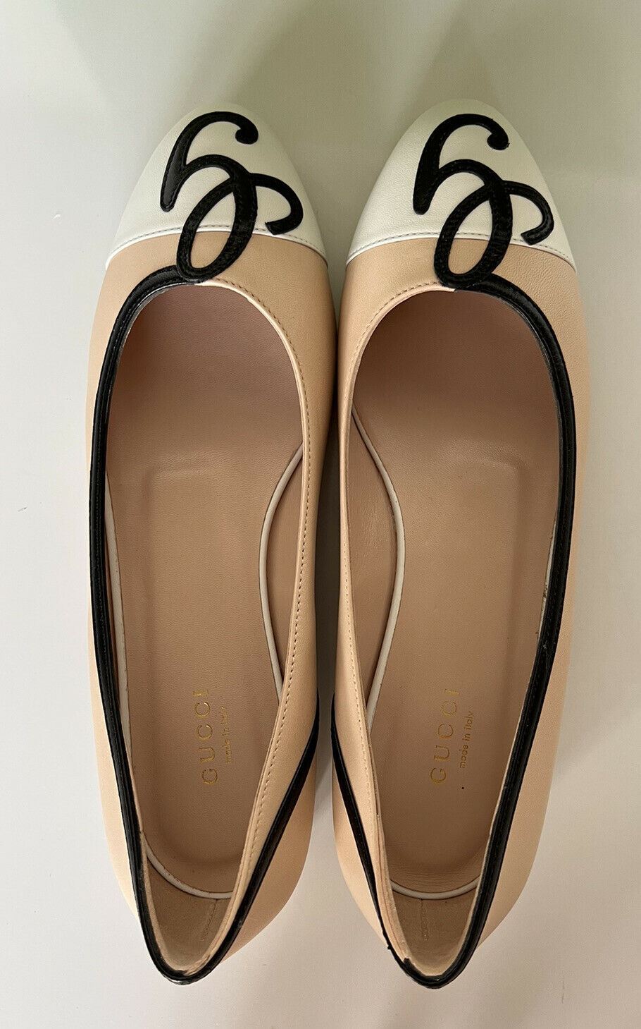 Женские кожаные туфли-слипоны Gucci на плоской подошве бежевого/белого цвета стоимостью 750 долларов США 9,5 США (39,5 ЕС) 658904