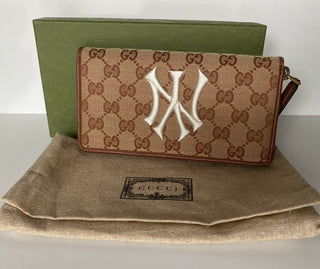 Neue Gucci GG NY Yankees Reißverschluss-Geldbörse aus Stoff in Beige, hergestellt in Italien 