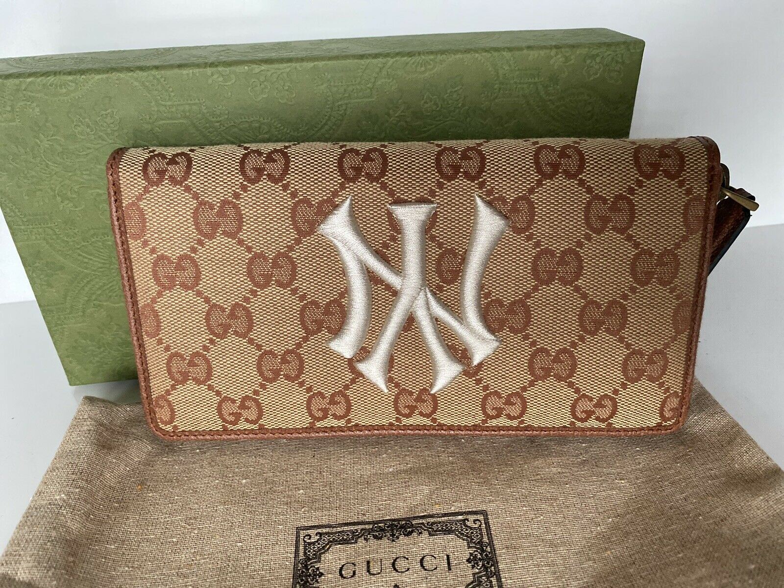 Neue Gucci GG NY Yankees Reißverschluss-Geldbörse aus Stoff in Beige, hergestellt in Italien 