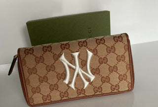 Neue Gucci GG NY Yankees Reißverschluss-Geldbörse aus Stoff in Beige, hergestellt in Italien 
