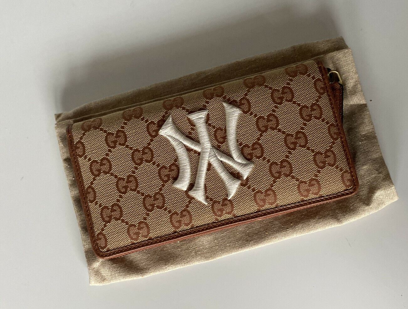 Neue Gucci GG NY Yankees Reißverschluss-Geldbörse aus Stoff in Beige, hergestellt in Italien 
