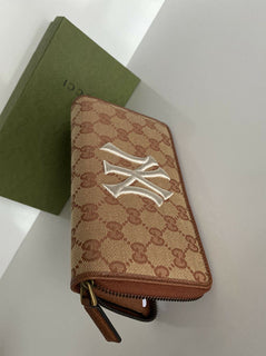 Neue Gucci GG NY Yankees Reißverschluss-Geldbörse aus Stoff in Beige, hergestellt in Italien 