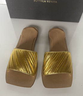 NIB 620 $ Bottega Veneta Damen-Slip-on-Ledersandalen in Gold 9 US (39 Eu) 578409 