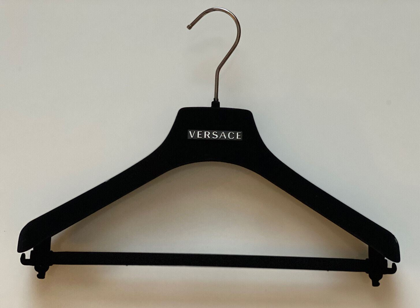 VERSACE Blazer-Kleiderbügel aus schwarzem Samt mit silbernen Beschlägen, 17,75 x 7,5 