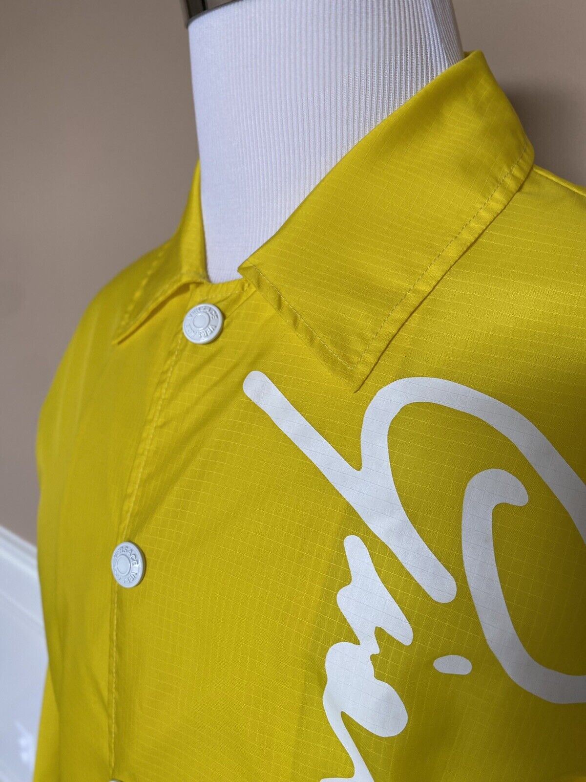 Мужской желтый плащ на пуговицах Versace NWT $1150 S (46 евро) A85203 IT 