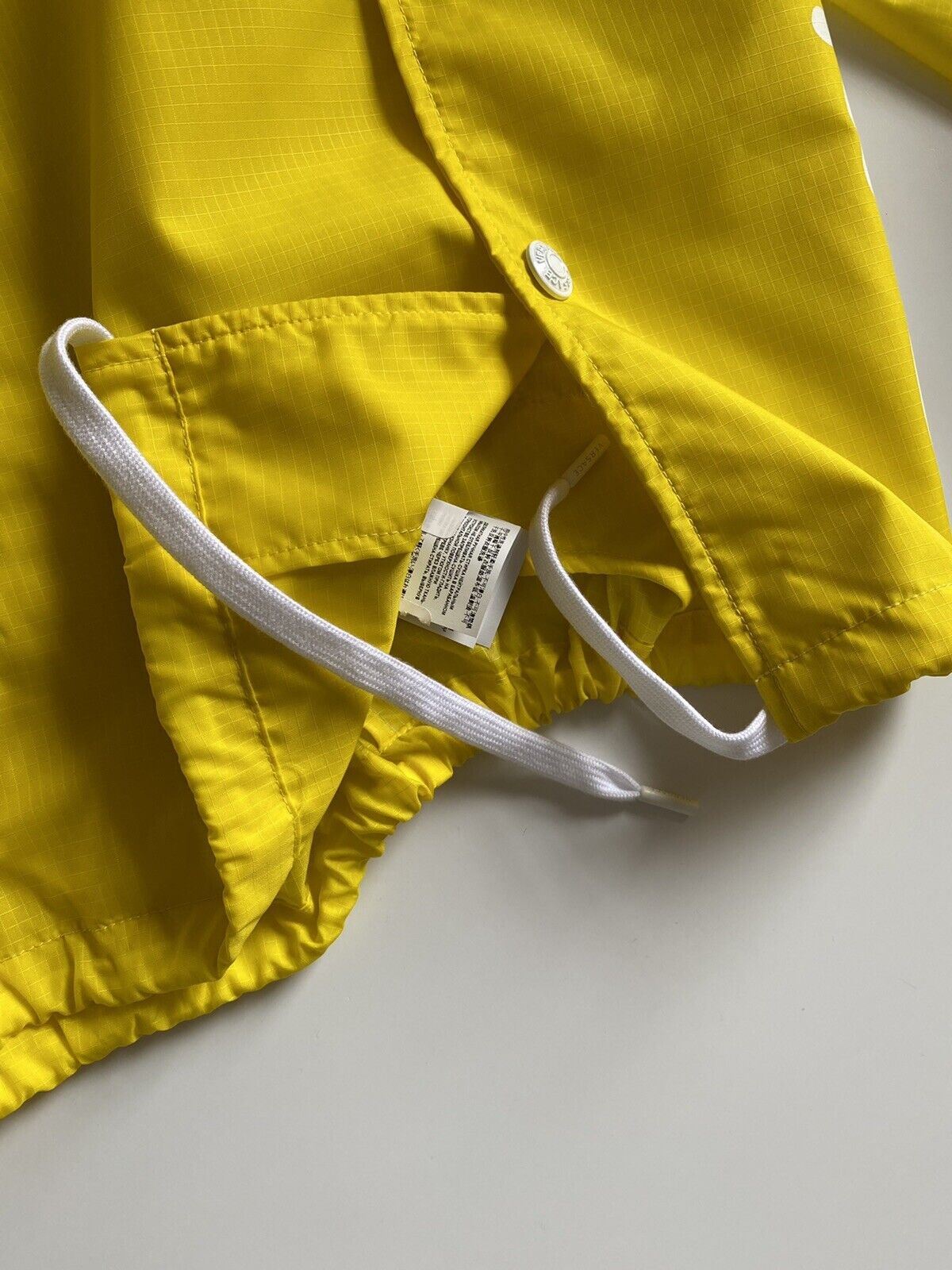 Neu mit Etikett: 1150 $ Versace Herren-Regenmantel mit Knopfleiste in Gelb, Größe 2XL (54 Euro) A85203 