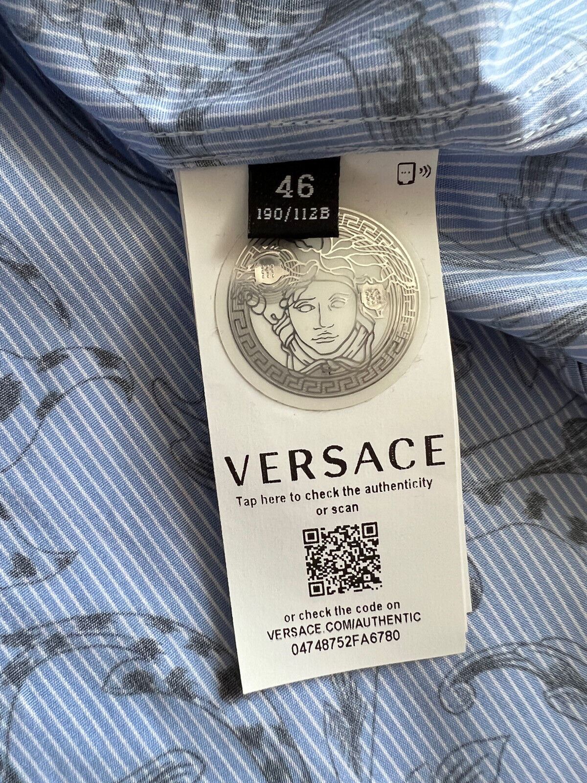 Neu mit Etikett: 850 $ Versace Blue Graphic Print Hemd Größe 46 A87409 Hergestellt in Italien