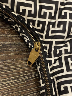 Neu mit Etikett: 1.650 $ BALMAIN Monogram Ivory Black Pillow Hobo Bag Hergestellt in Italien 