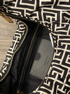 Neu mit Etikett: 1.650 $ BALMAIN Monogram Ivory Black Pillow Hobo Bag Hergestellt in Italien 