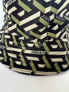 Neu mit Etikett: 350 $ Versace Fischerhut mit La Greca-Print Kaki 58 (L)