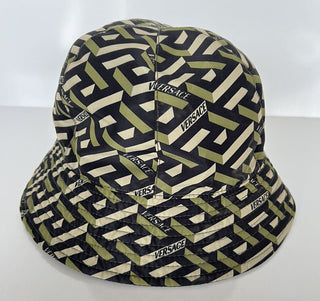 Neu mit Etikett: 350 $ Versace Fischerhut mit La Greca-Print Kaki 58 (L)