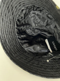 Neu mit Etikett: 350 $ Versace Fischerhut mit La Greca-Print Kaki 58 (L)