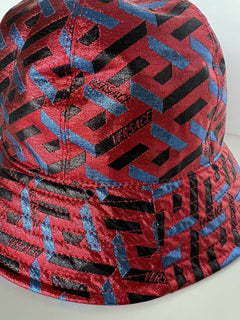 Neu mit Etikett: 350 $ Versace Fischerhut mit La Greca-Print Rot M (57 Euro)