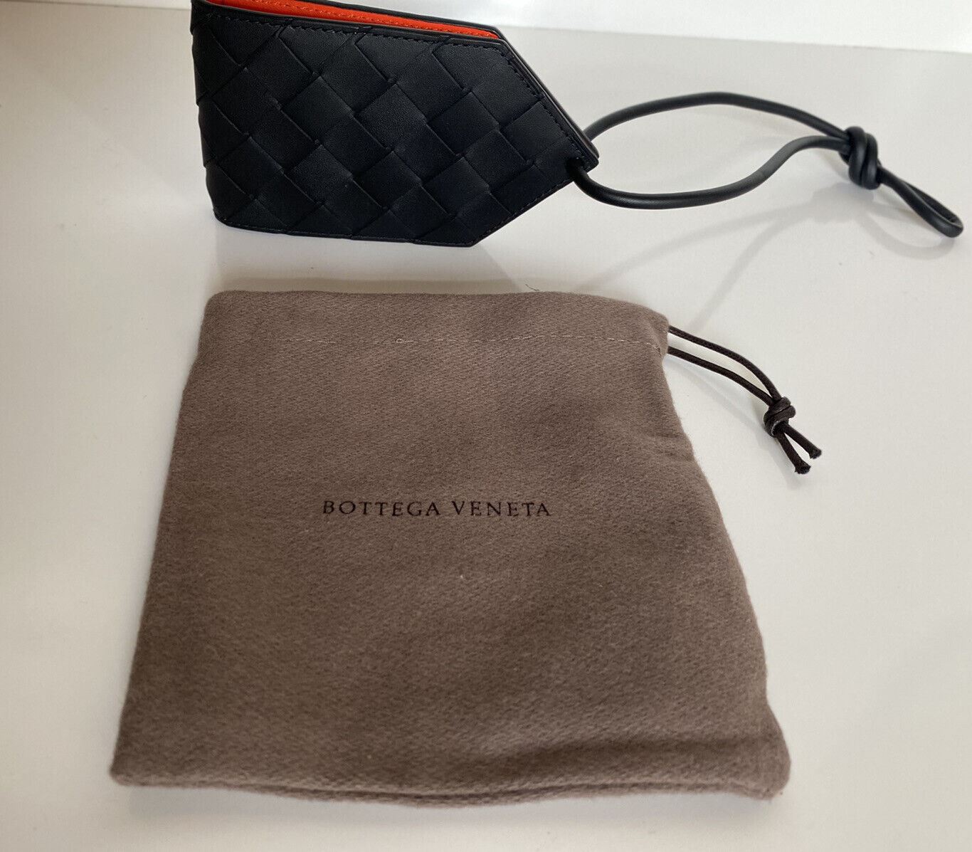 Кожаная багажная бирка Intrecciato за 330 долларов США Bottega Veneta, черная/оранжевая 629752 IT